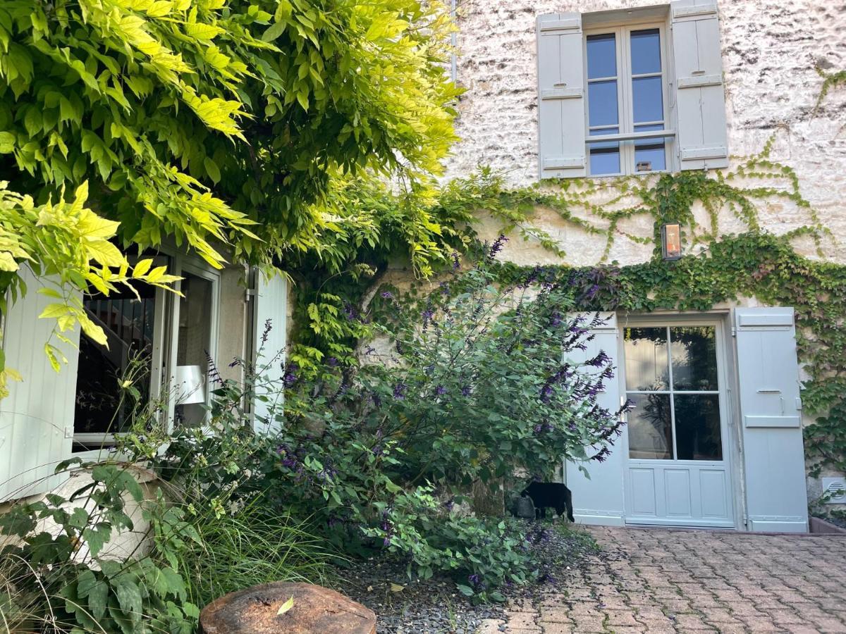 Gite Du Presbytere Port D'Envaux, Ravissante Maison De Charme Екстер'єр фото