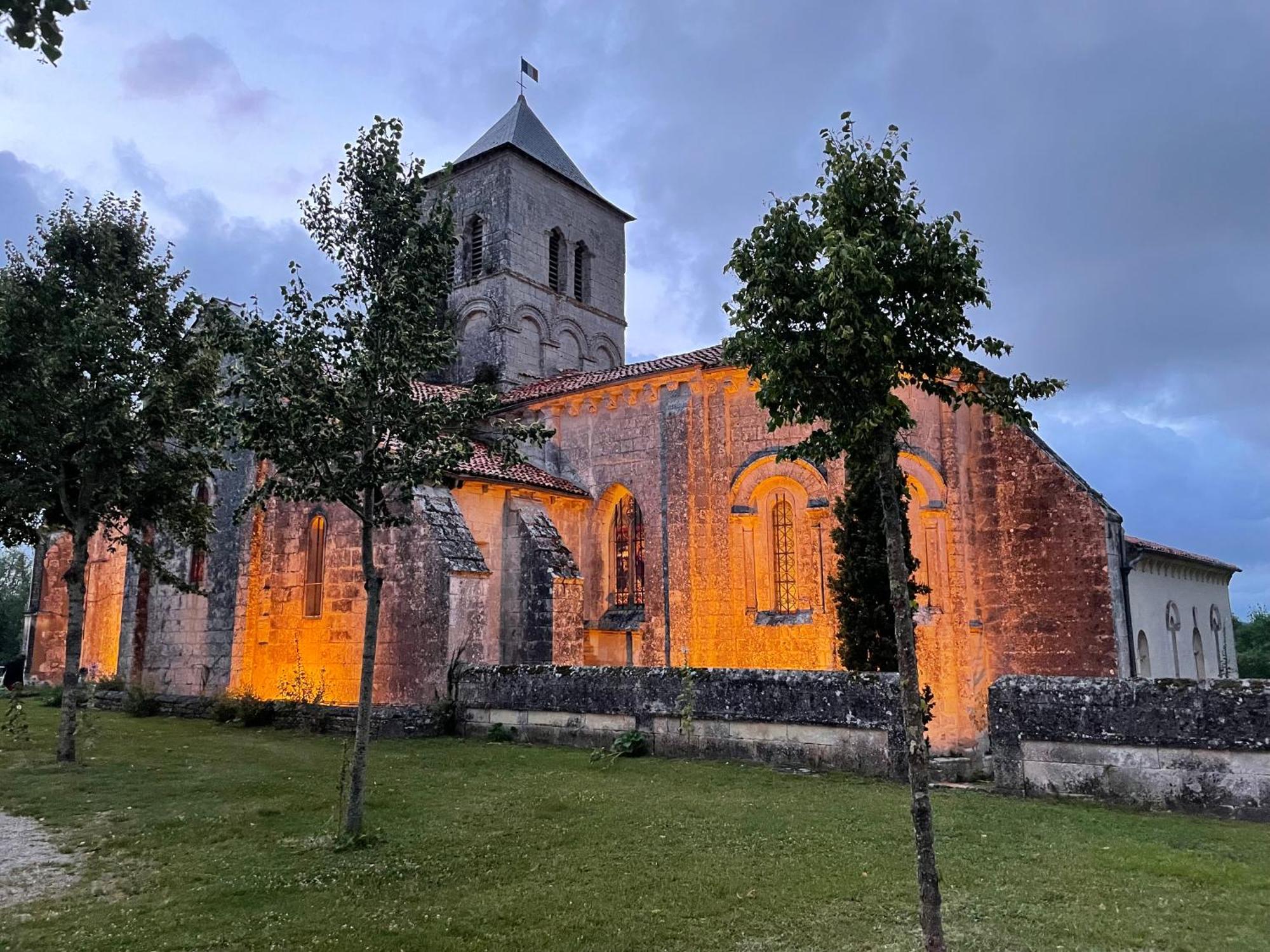 Gite Du Presbytere Port D'Envaux, Ravissante Maison De Charme Екстер'єр фото